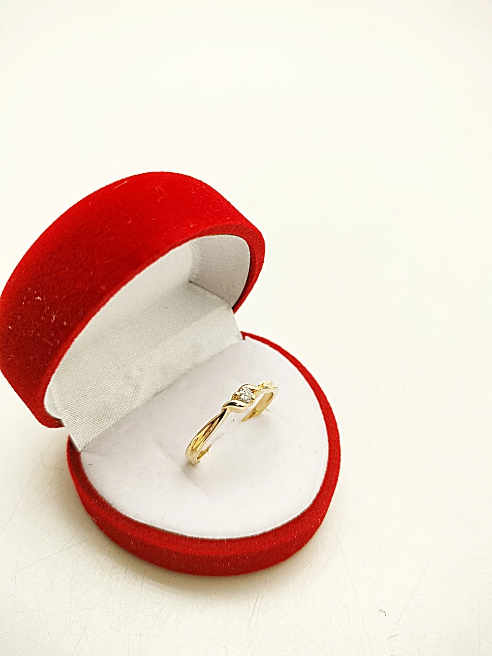 czarujacy-zloty-pierscionek-z-brylantem-006ct-rodzaj-2205-2