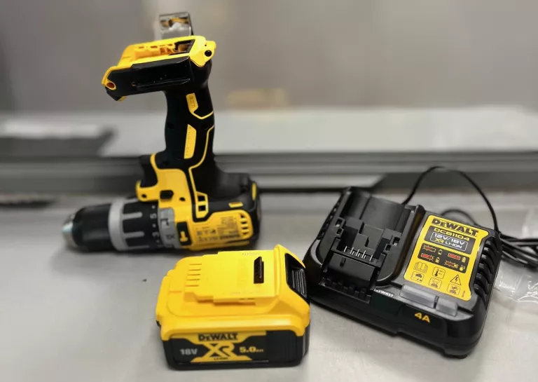 DEWALT WKRĘTARKA UDAROWA BEZSZCZOT. DCD796P1 5.0AH /DCB1104