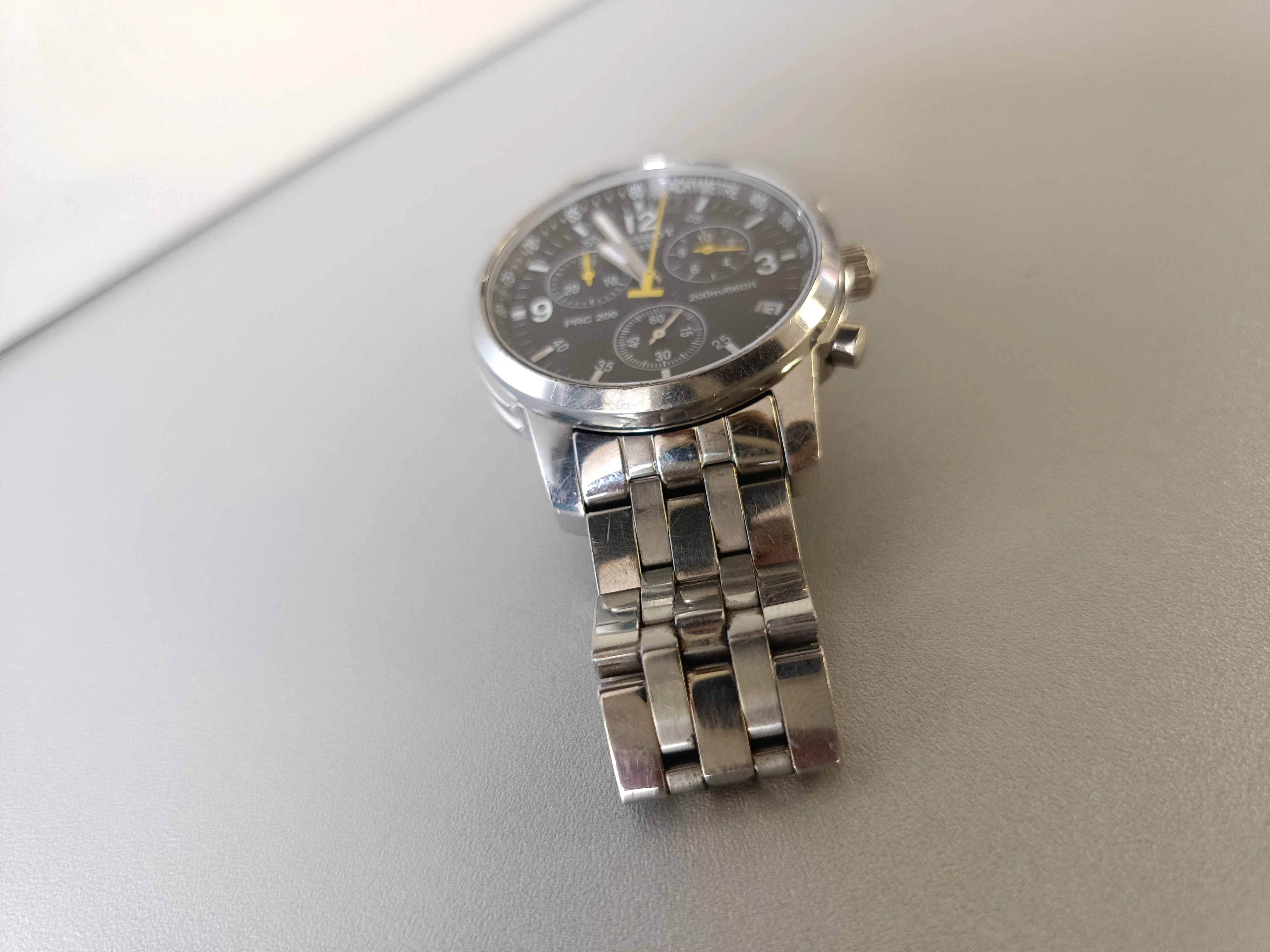 zegarek-tissot-t461-na-bransolecie-ksztalt-koperty-okragla