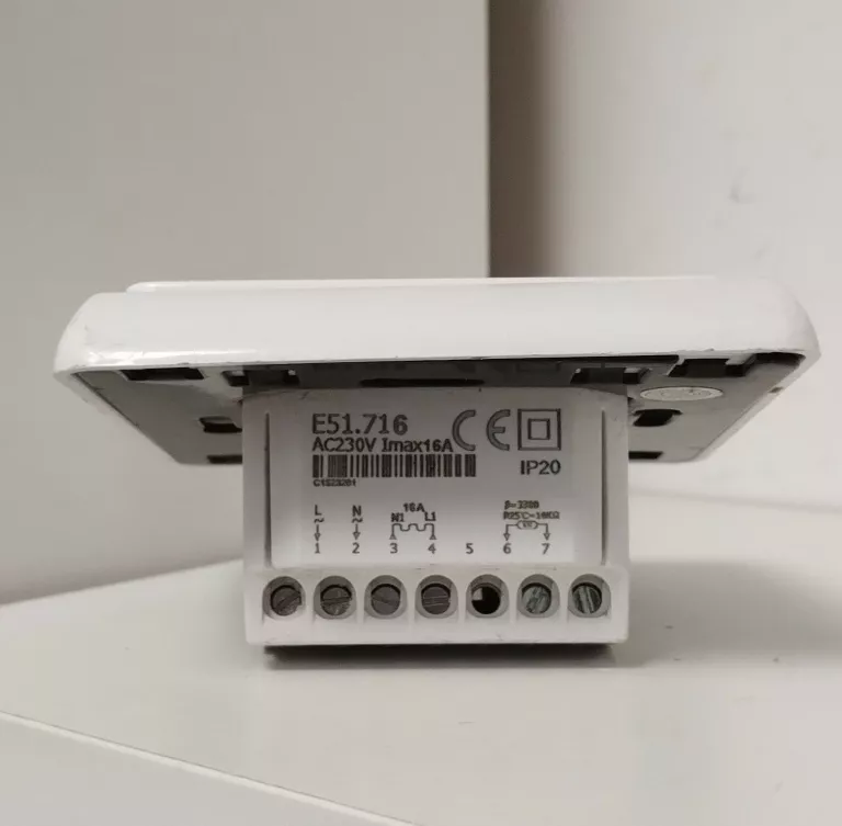 POKOJOWY REGULATOR TEMPERATURY TERMOSTAT E51.716 IP20 AC230V IMAX16A