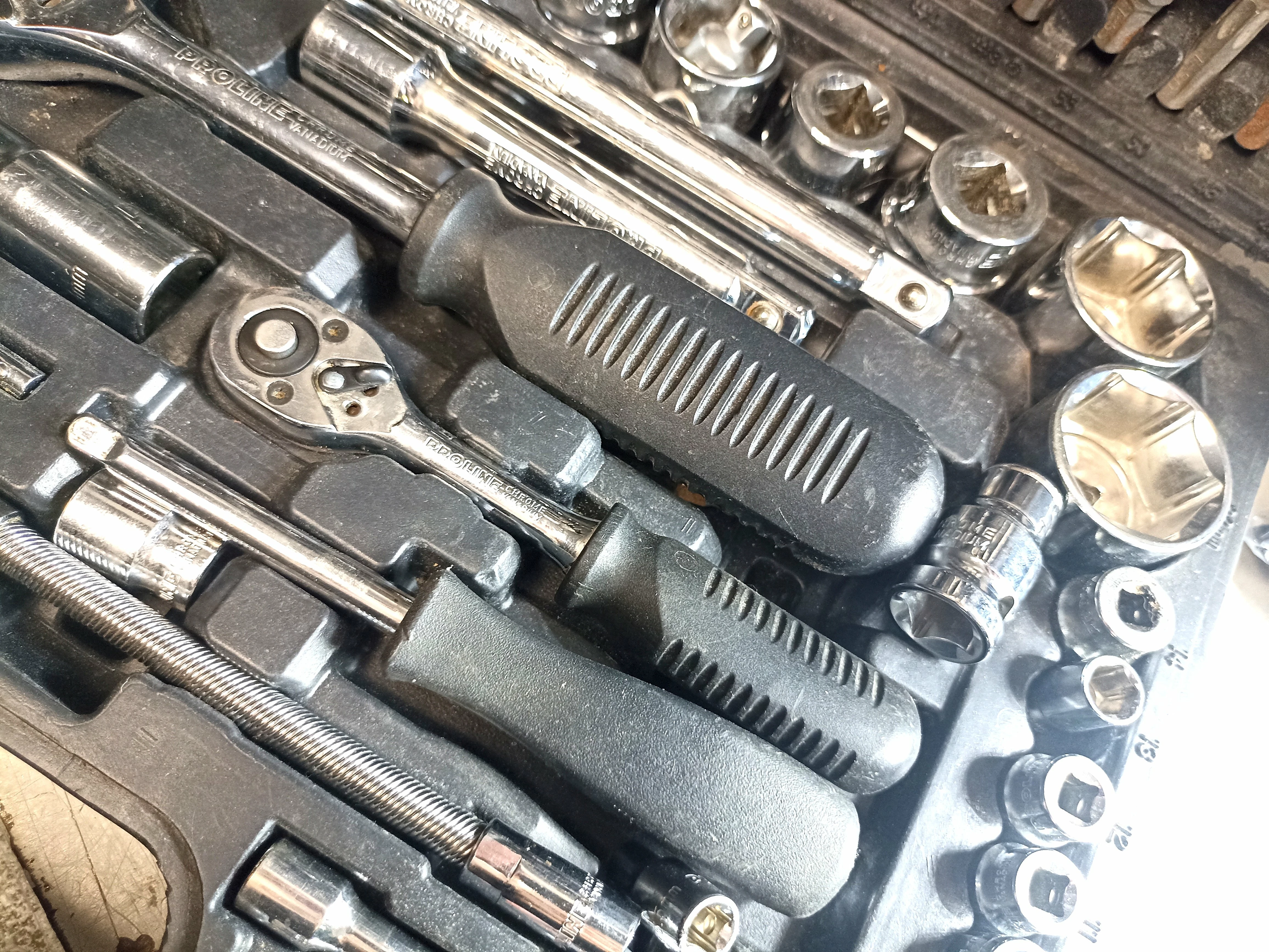 zestaw-kluczy-nasadowych-proline-first-48794-liczba-elementow-w-zestawie-94