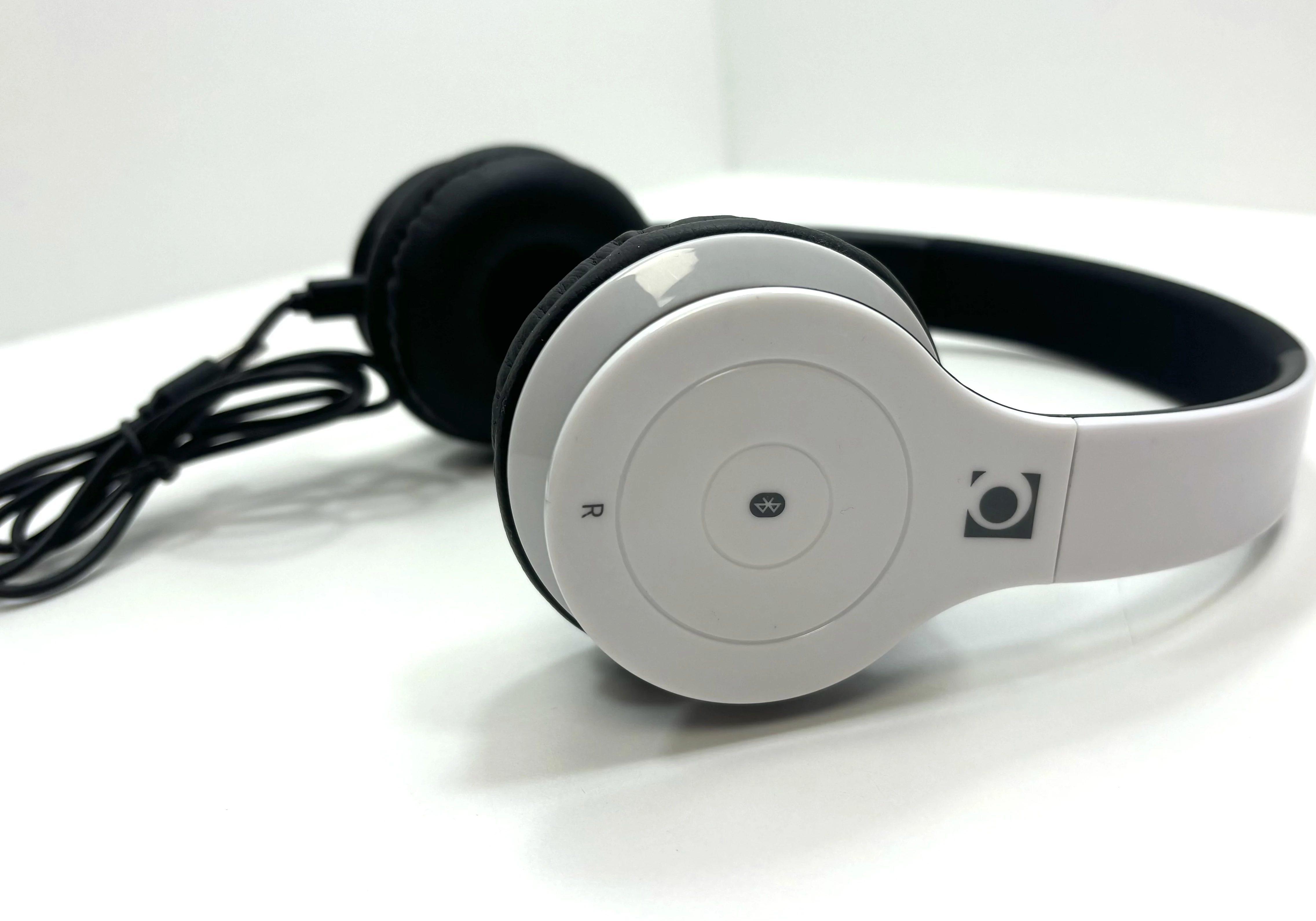 sluchawki-nauszne-biale-ean-gtin-5054110012137