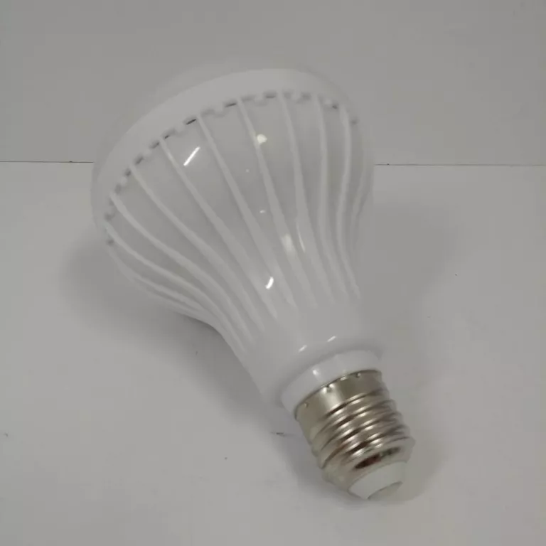 ŻARÓWKA LED E27 RGB Z GŁOŚNIKIEM BLUETOOTH + PILOT