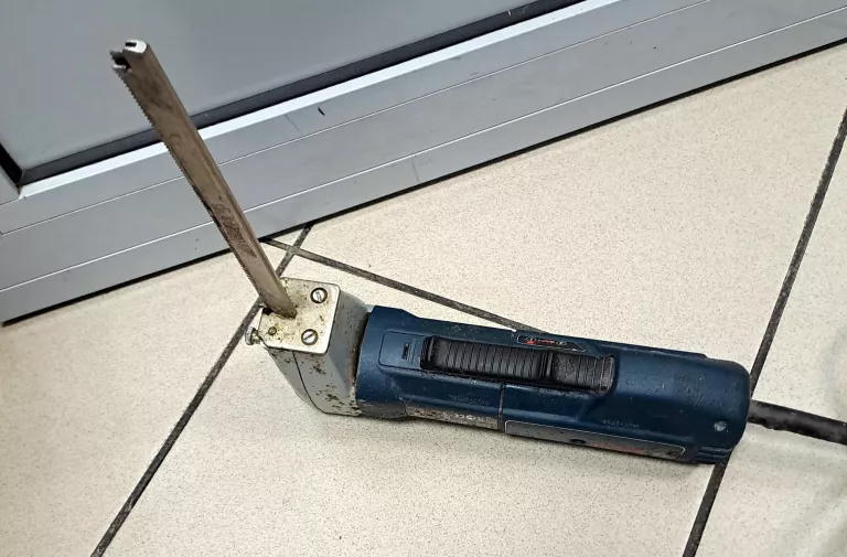 pila-do-tworzyw-piankowych-bosch-gsg-300-mocowanie-brzeszczotu-chwyt-typu-t