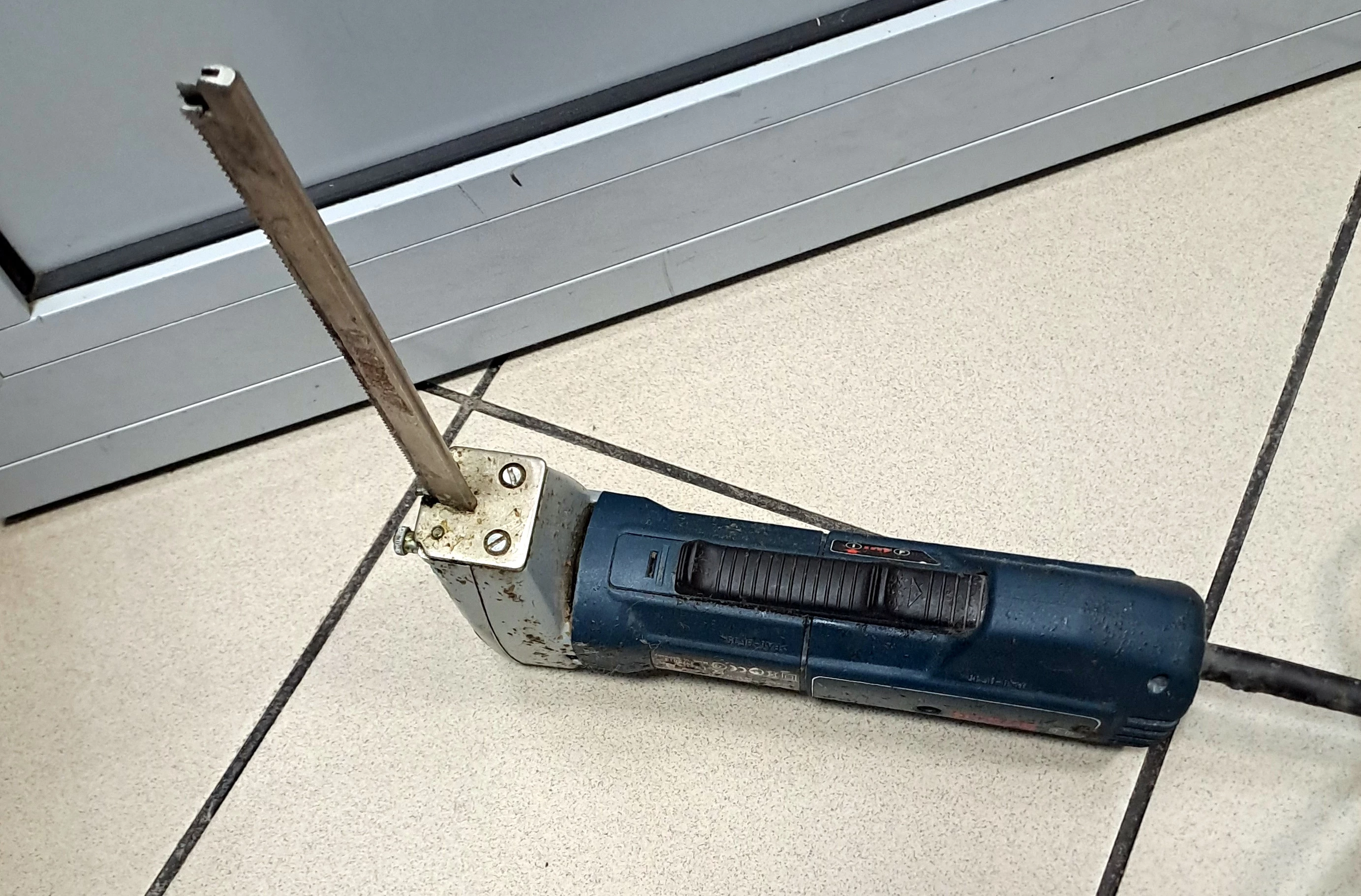 pila-do-tworzyw-piankowych-bosch-gsg-300-mocowanie-brzeszczotu-chwyt-typu-t