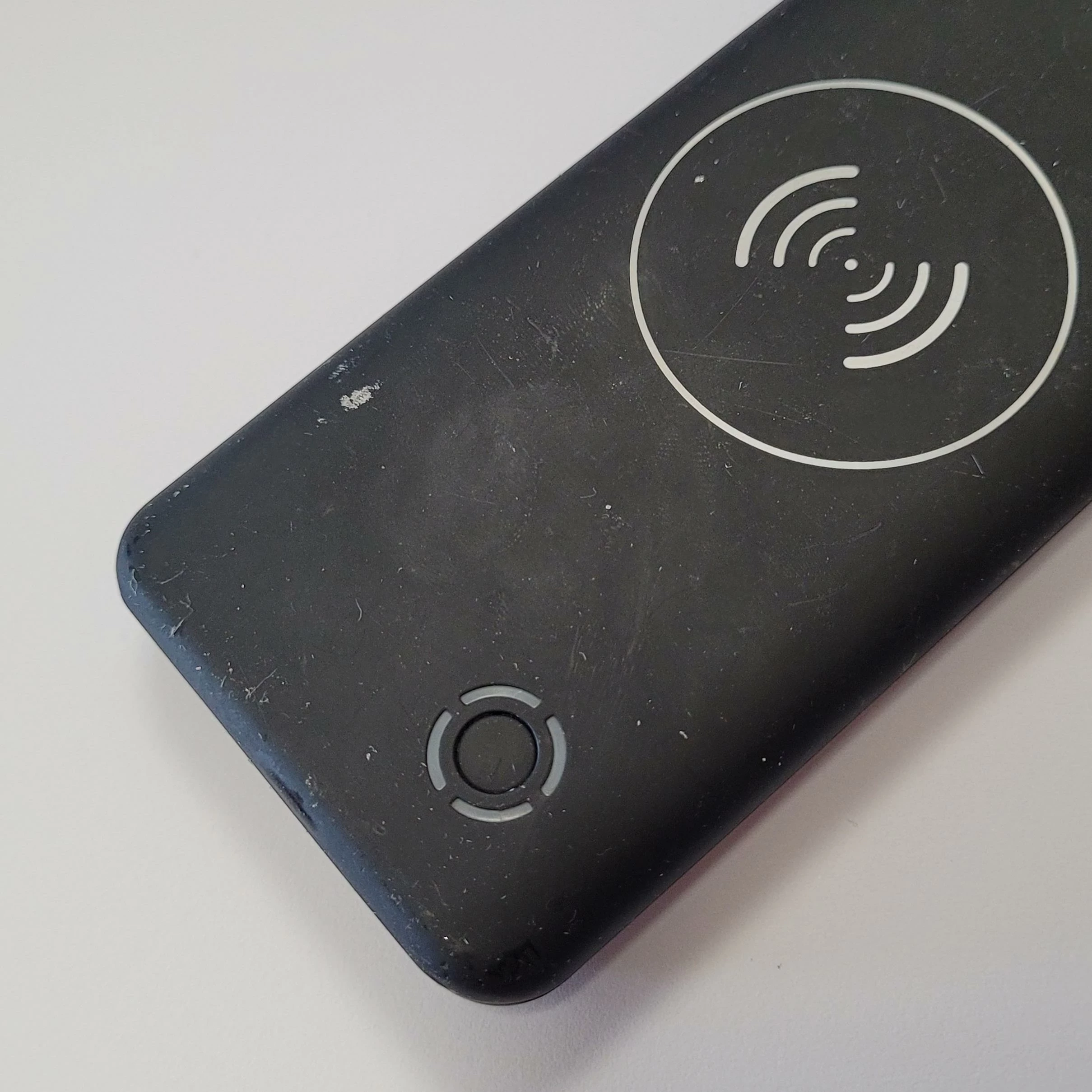 powerbank-maxcom-indukcyjny-pojemnosc-akumulatora-8000