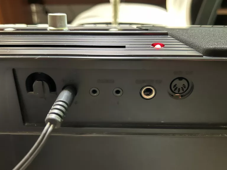 korg-kompaktowe-pianino-cyfrowe-sp-170s-zasilacz-marka-korg