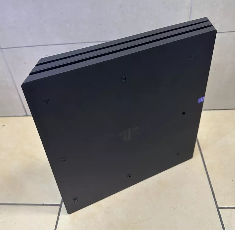 KONSOLA PLAYSTATION 4 PRO 1TB BLACK (CUH-7216B) + PAD/KONTROLER - KOMPLET