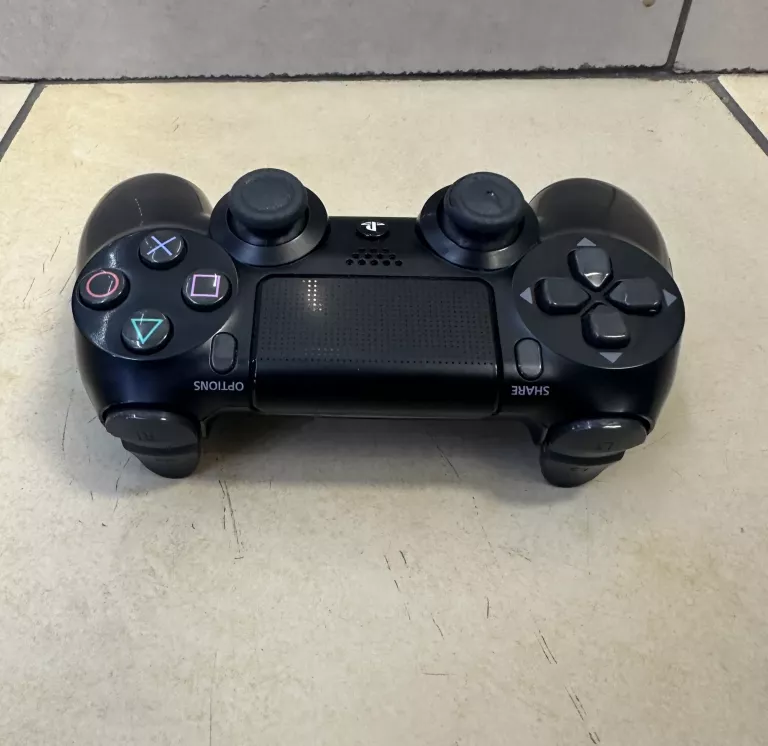 KONSOLA PLAYSTATION 4 PRO 1TB BLACK (CUH-7216B) + PAD/KONTROLER - KOMPLET