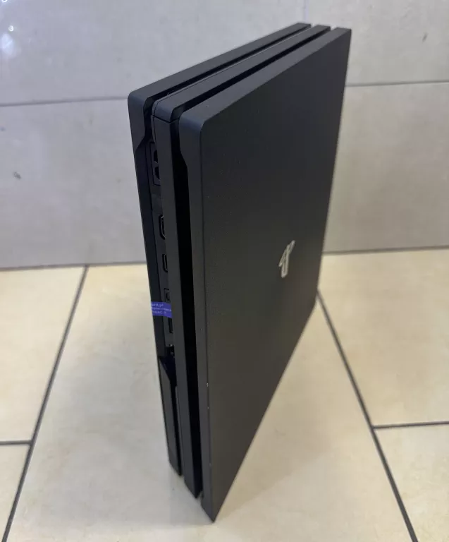 KONSOLA PLAYSTATION 4 PRO 1TB BLACK (CUH-7216B) + PAD/KONTROLER - KOMPLET