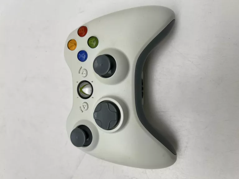KONSOLA MICROSOFT XBOX 360 250 GB BIAŁY + PAD + GRY