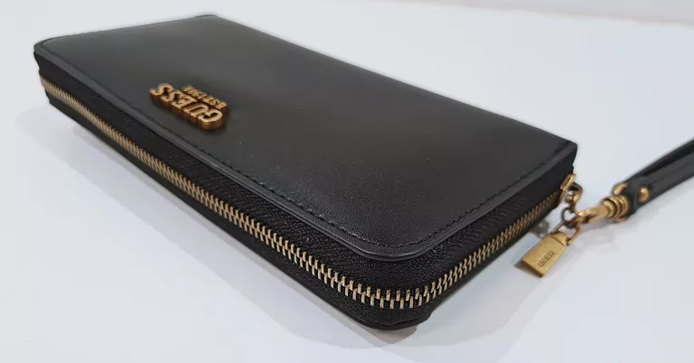 PORTFEL GUESS CZARNY DUŻY NA ZAMEK Z ODPINANĄ RĄCZKĄ