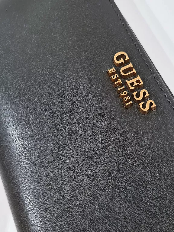 PORTFEL GUESS CZARNY DUŻY NA ZAMEK Z ODPINANĄ RĄCZKĄ