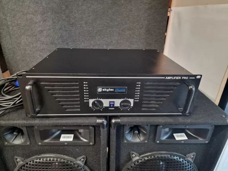 WZMACNIACZ SKYTEC PRO1000 + KOLUMNY AUNA X2