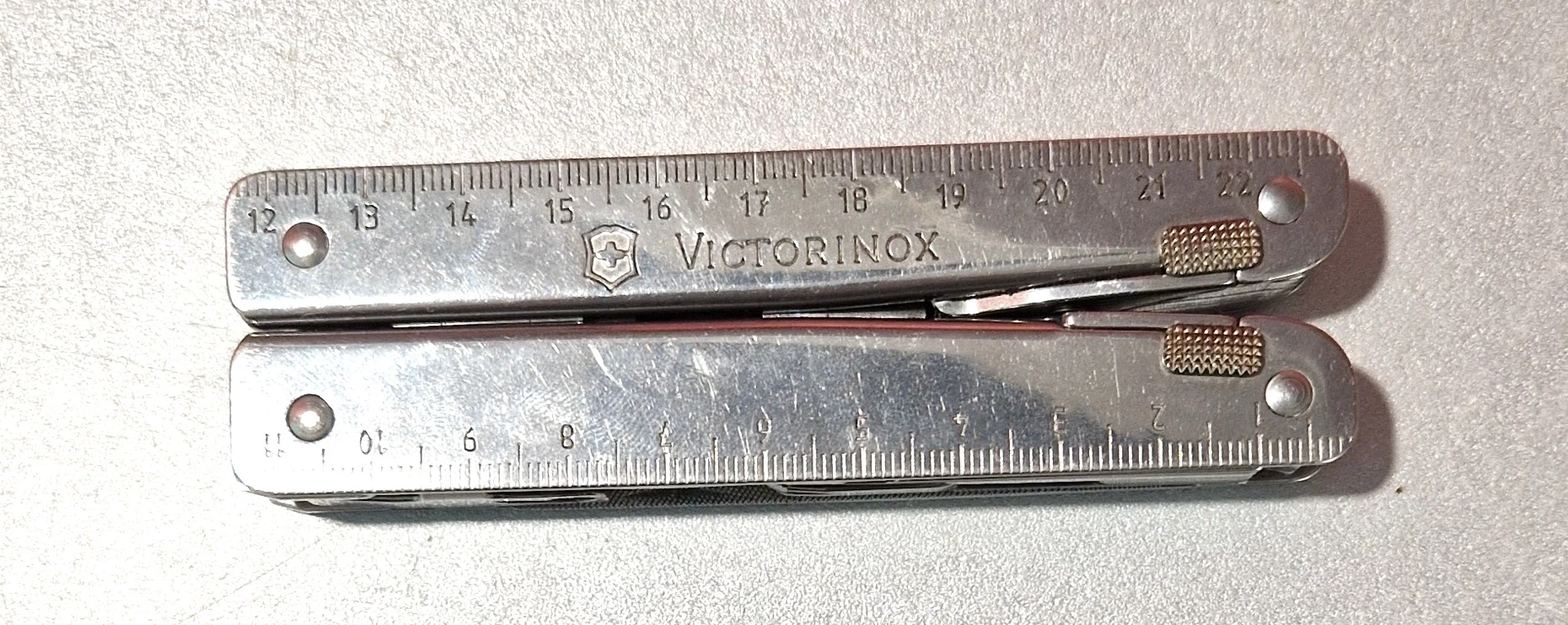 scyzoryk-victorinox-swisstool-stan-uzywany