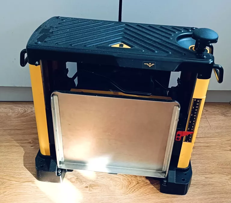 STRUGARKA GRUBOŚCIÓWKA DEWALT DW733
