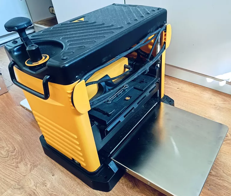 STRUGARKA GRUBOŚCIÓWKA DEWALT DW733