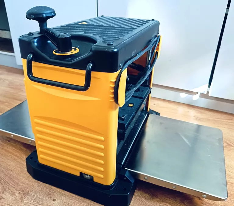 STRUGARKA GRUBOŚCIÓWKA DEWALT DW733