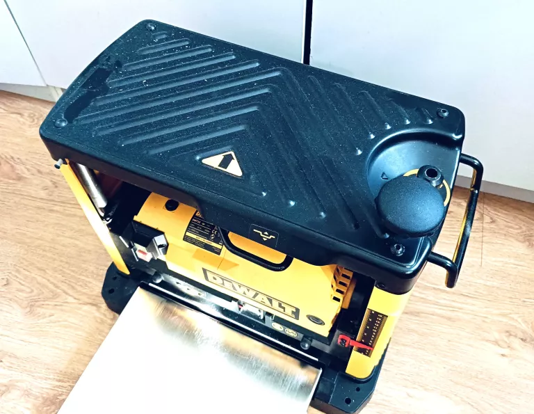 STRUGARKA GRUBOŚCIÓWKA DEWALT DW733