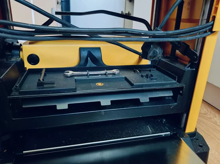 STRUGARKA GRUBOŚCIÓWKA DEWALT DW733