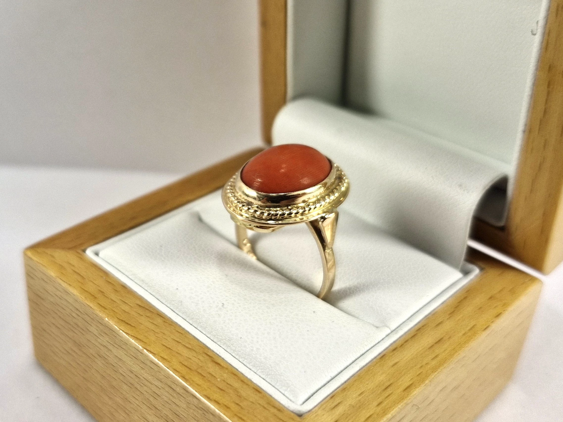 zloty-pierscionek-z-koralem-585-677g-r14-ean-gtin-5903772057751