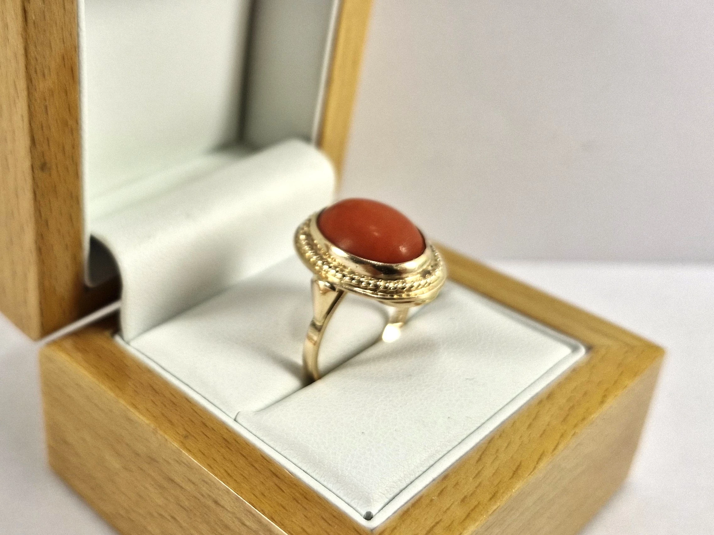 zloty-pierscionek-z-koralem-585-677g-r14-rodzaj-2205-16