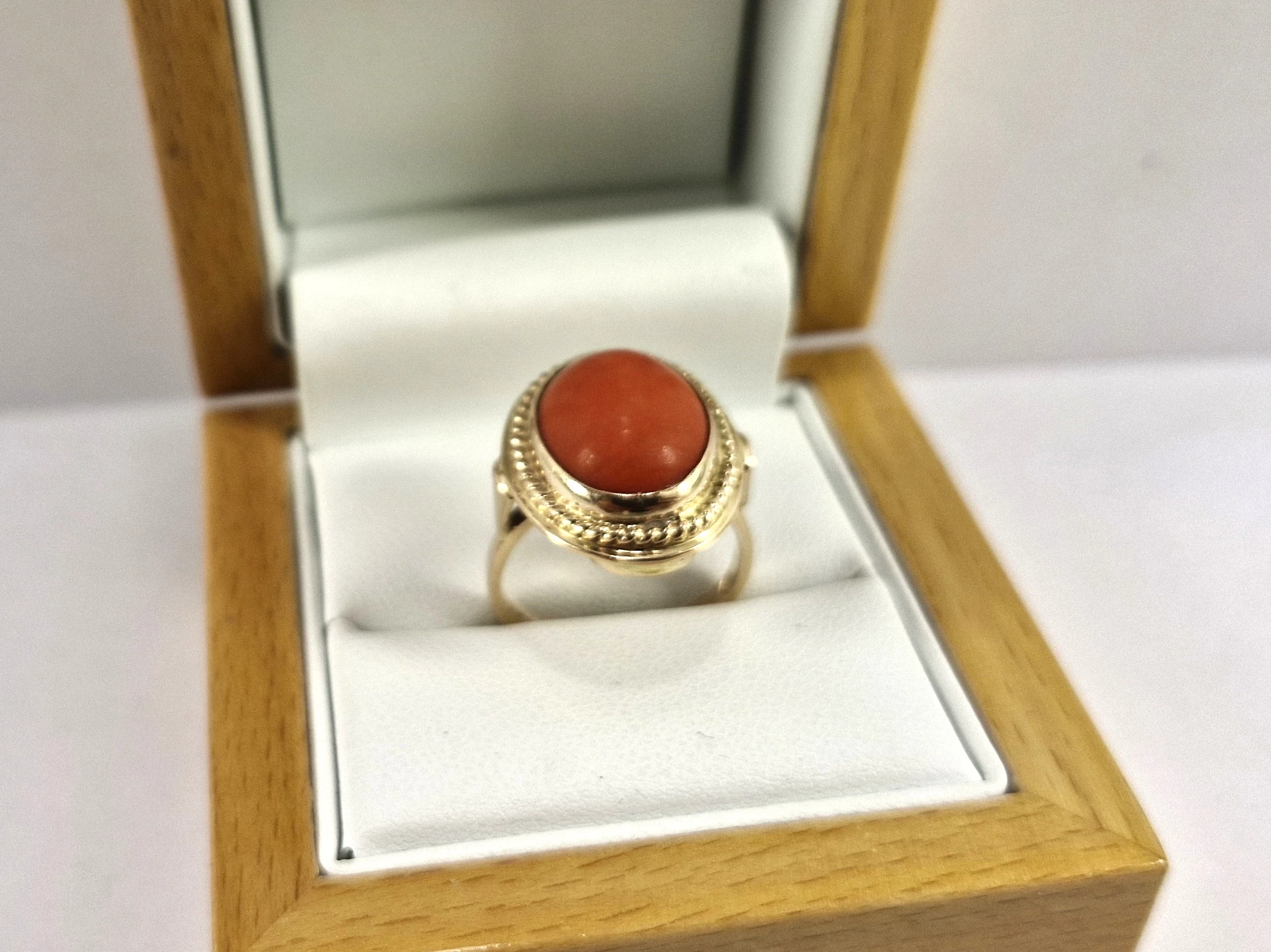 zloty-pierscionek-z-koralem-585-677g-r14-stan-11323-2