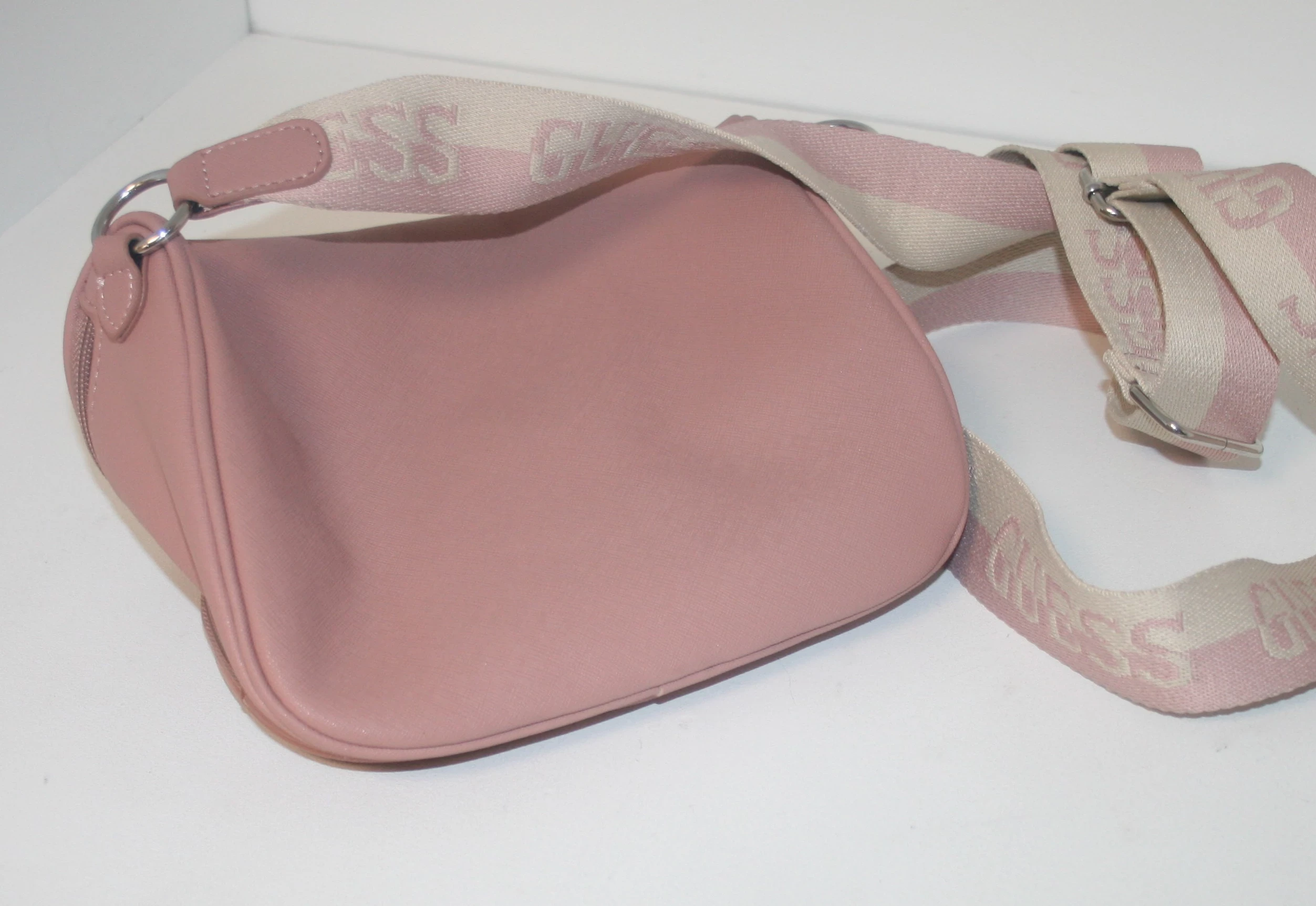 torebka-guees-rozowa-biodrowa-stan-uzywany