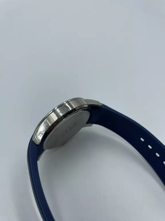 zegarek-meski-qq-classic-q-aa36-302-material-paska-129219-6