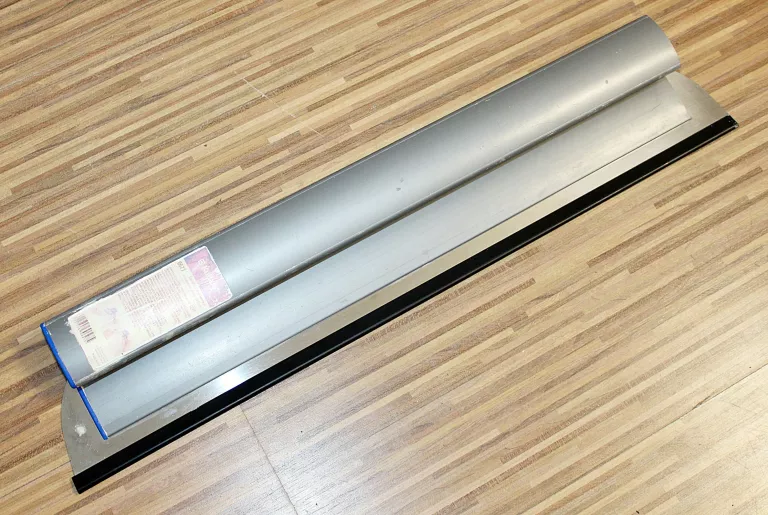 KUBALA SZPACHLA DO GŁADZI WYMIENNYM OSTRZEM 600MM