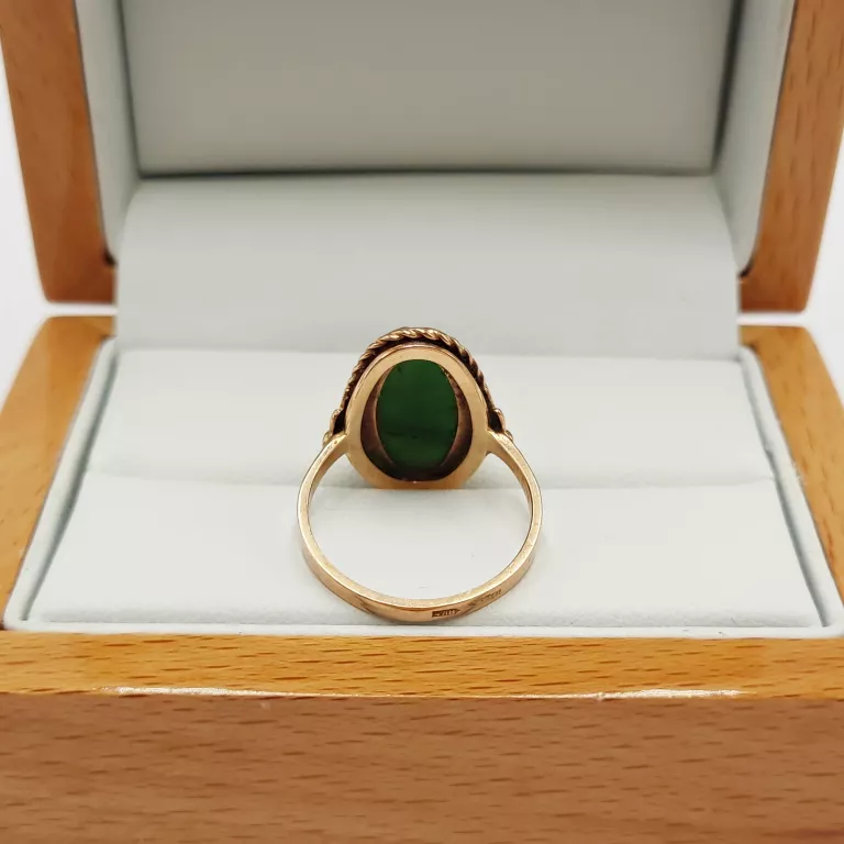 piekny-stary-zloty-pierscionek-z-nefrytem-prl-kolor-dominujacy-odcienie-zieleni