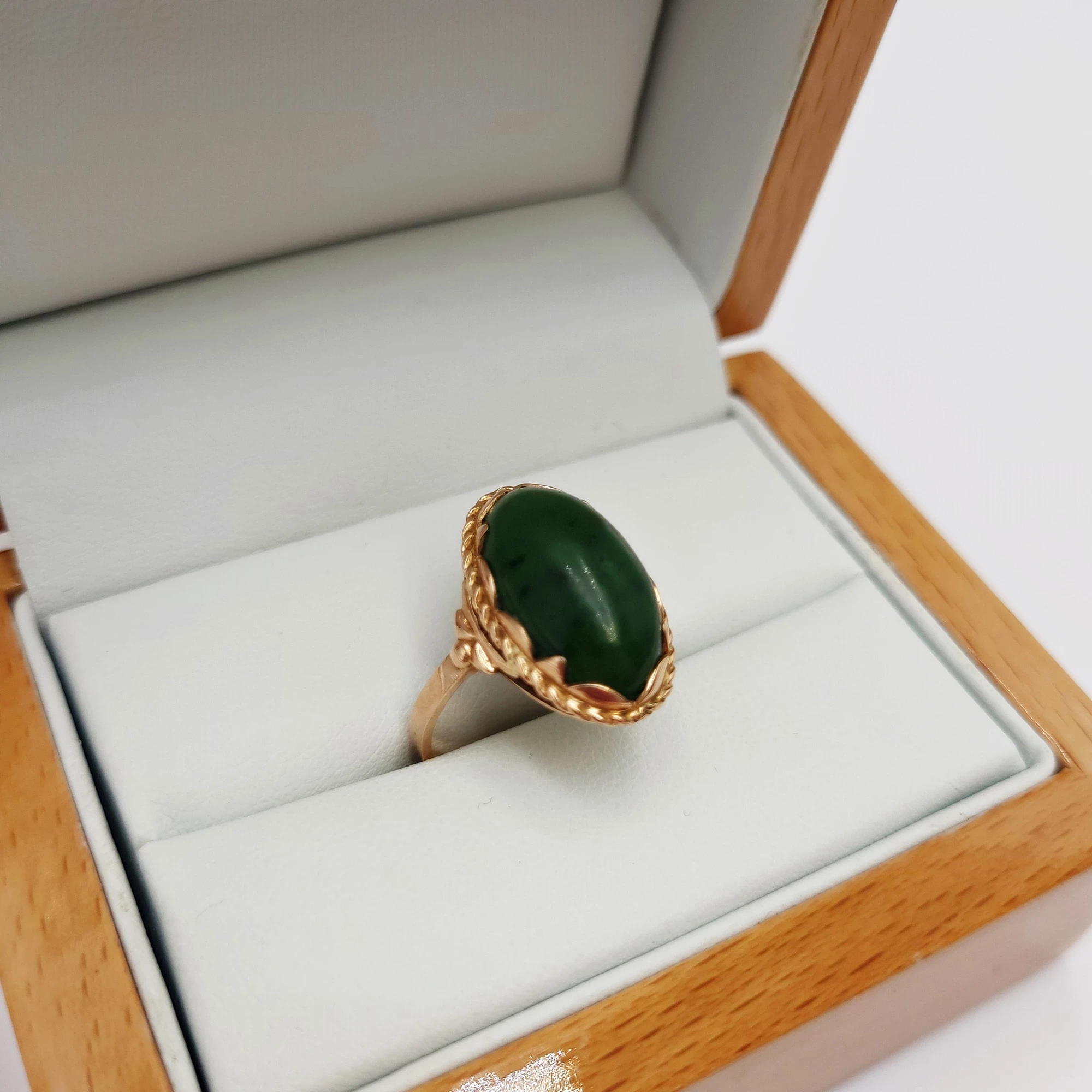 piekny-stary-zloty-pierscionek-z-nefrytem-prl-marka-bez-marki