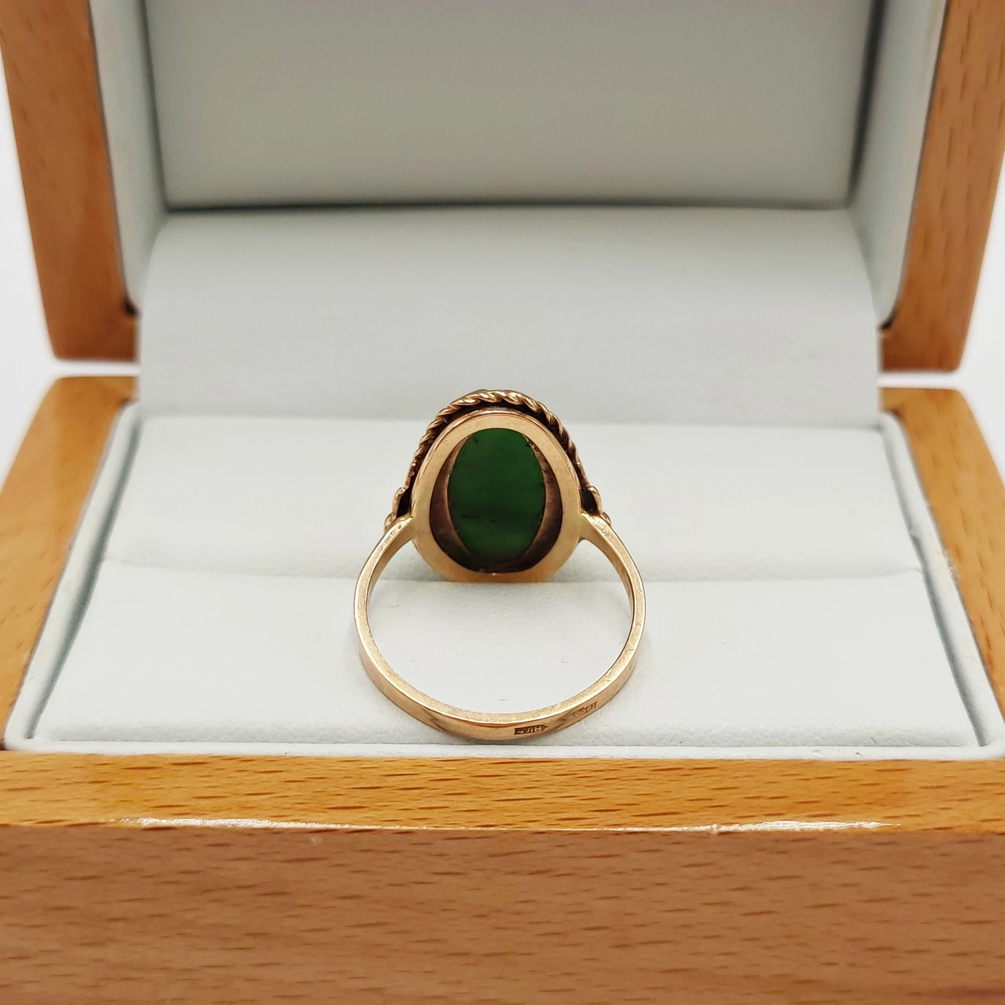 piekny-stary-zloty-pierscionek-z-nefrytem-prl-kolor-dominujacy-odcienie-zieleni