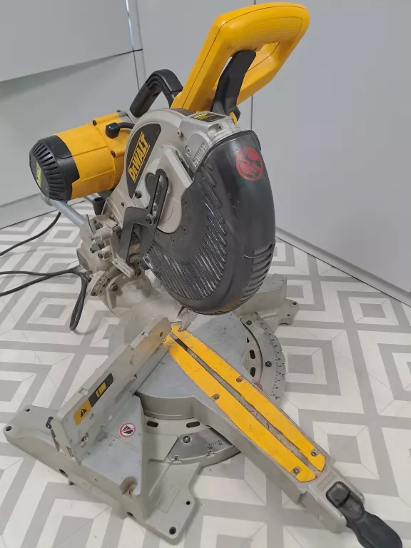 PIŁA UKOŚNICA DEWALT DW717XPS