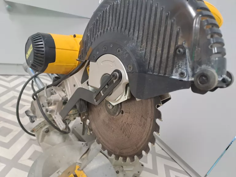 PIŁA UKOŚNICA DEWALT DW717XPS
