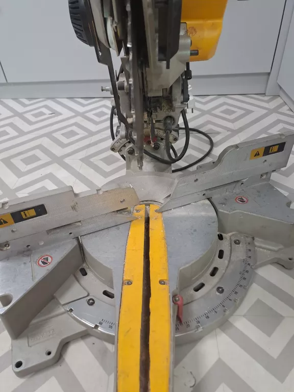 PIŁA UKOŚNICA DEWALT DW717XPS