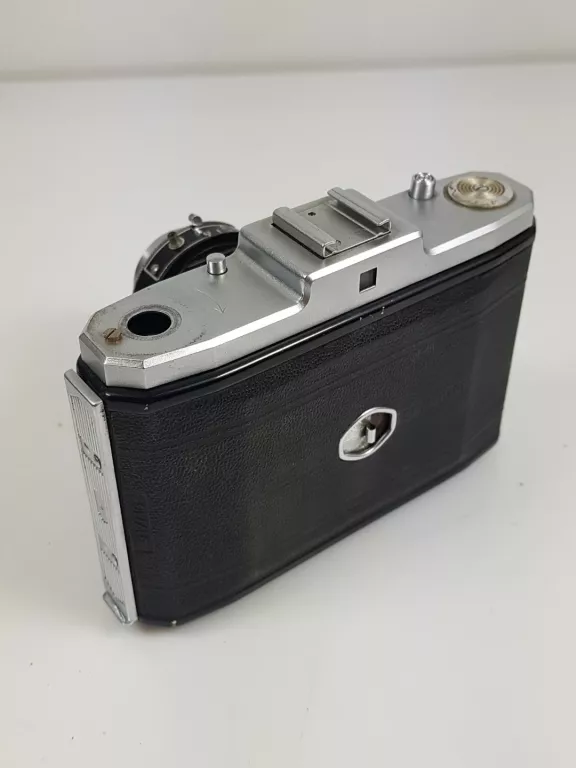 zestaw-starych-aparatow-i-akcesorii-rodzaj-aparatu-analogowy