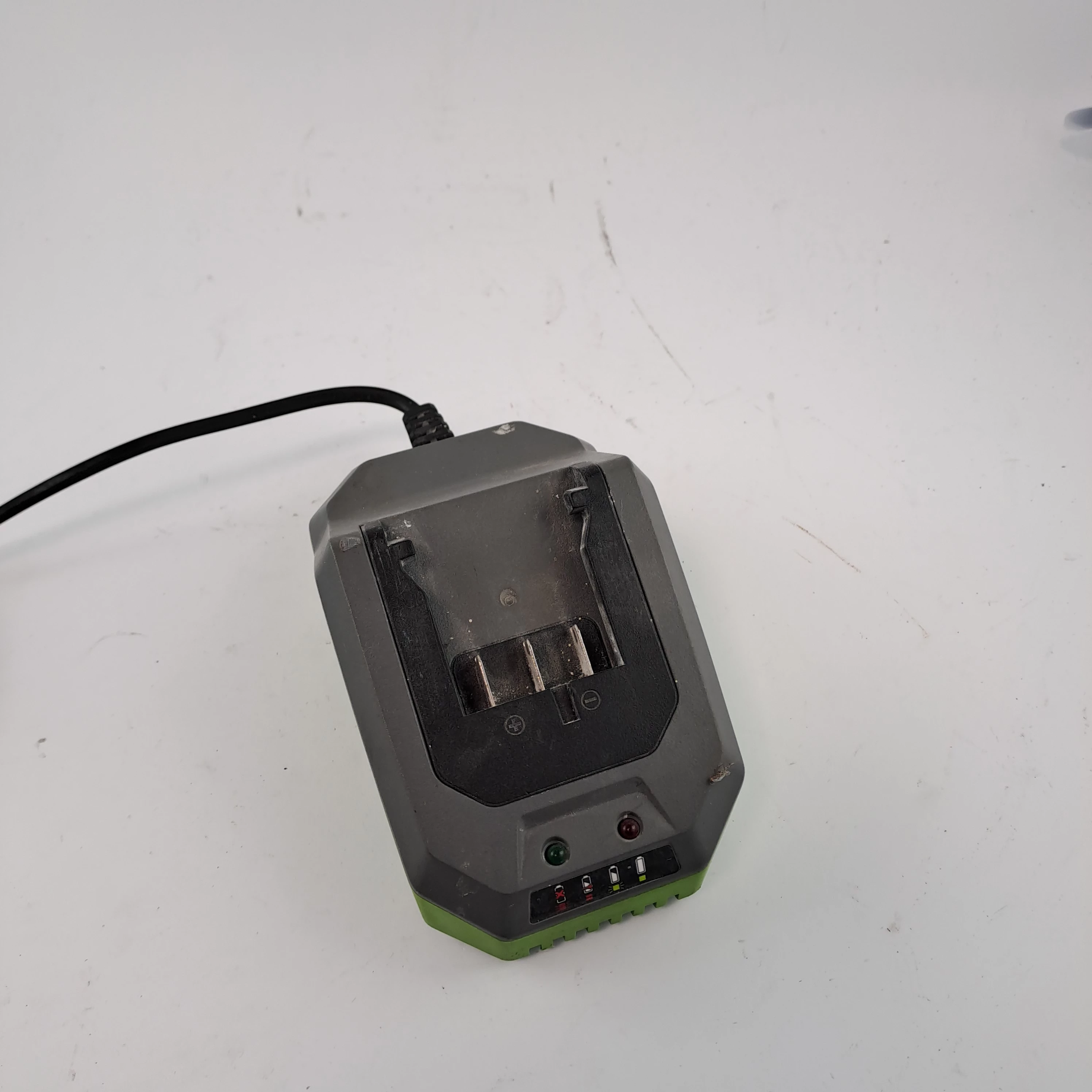 odkurzacz-akumulatorowy-warsztatowy-lux-tools-a-nts-20-warto-zasilanie-akumulatorowe