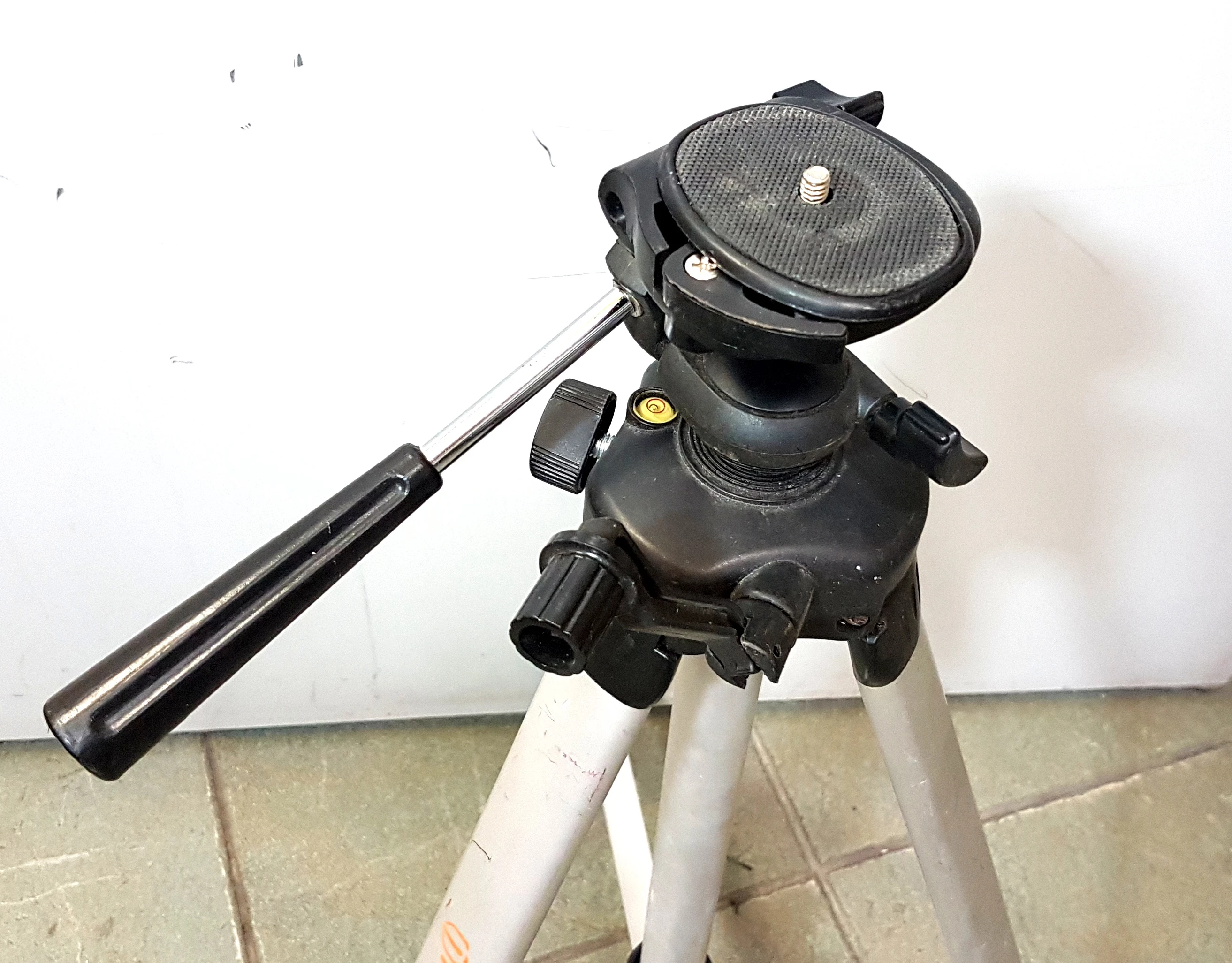 laser-krzyzowy-poziomica-magnusson-hll360-statyw-maksymalny-zasieg-pracy-15