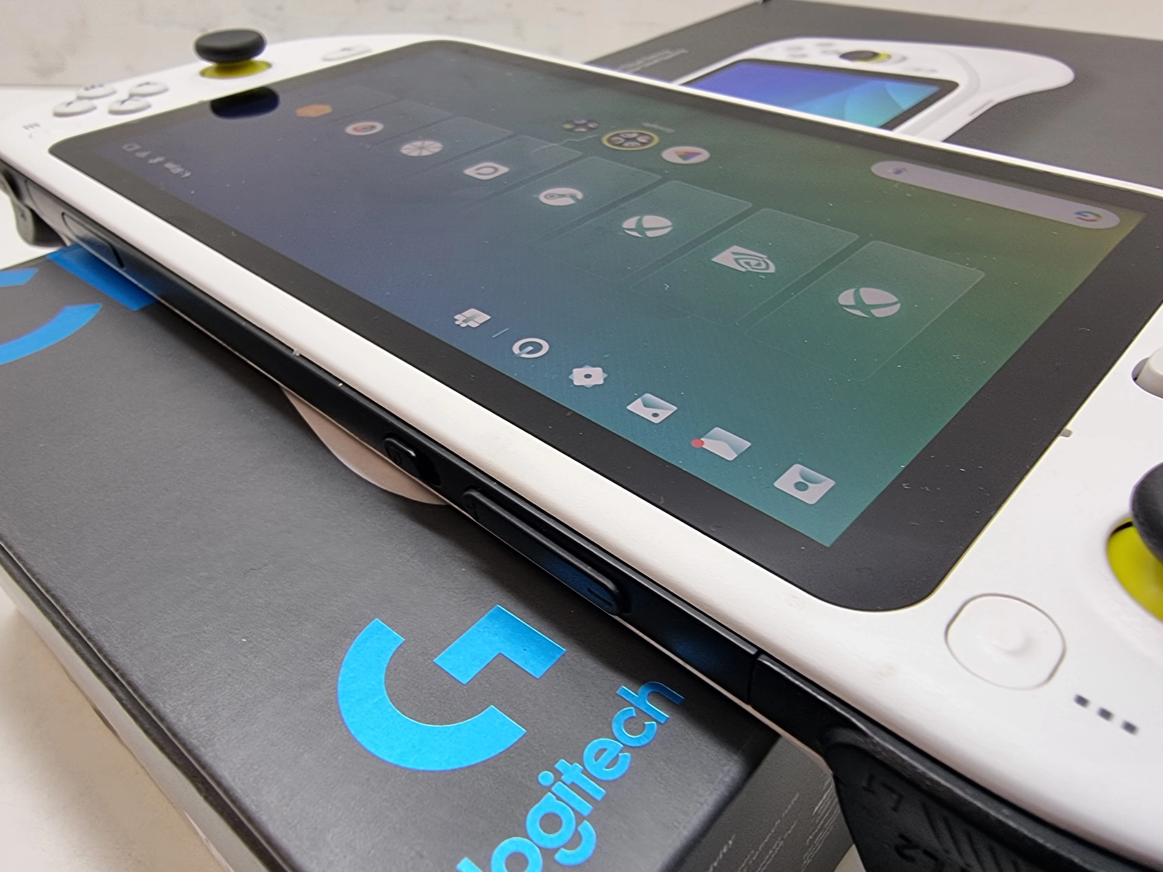 konsola-logitech-g-cloud-gaming-handheld-komplet-nadbystrzycka-20-sj-lublin