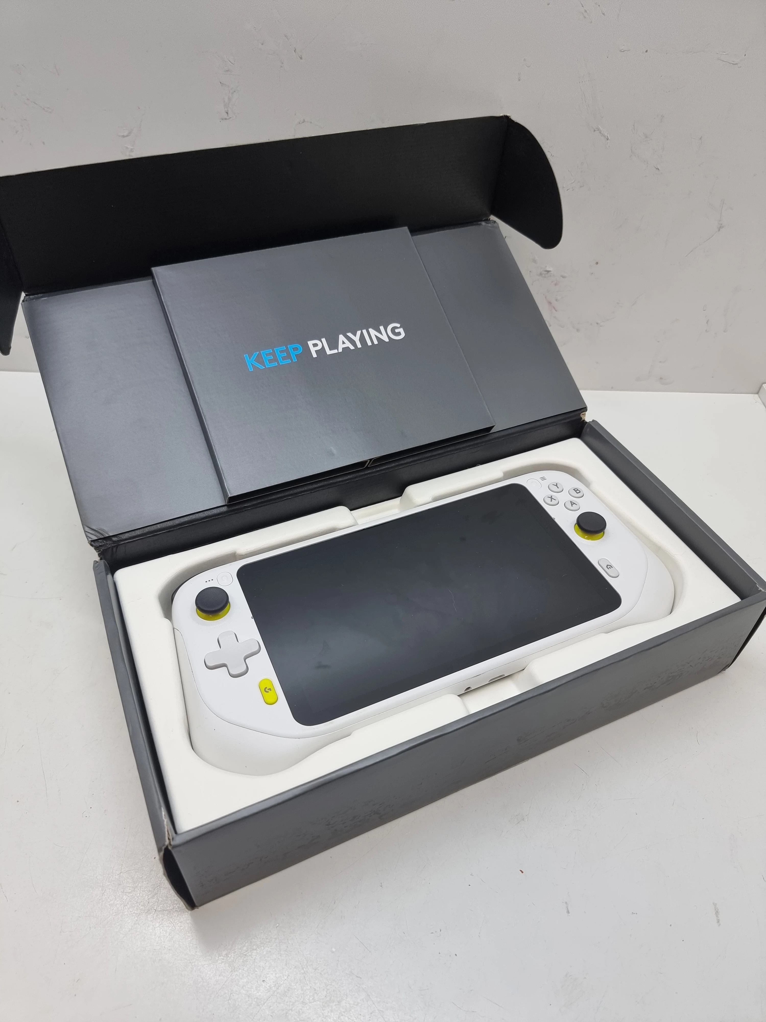 konsola-logitech-g-cloud-gaming-handheld-komplet-typ-inny