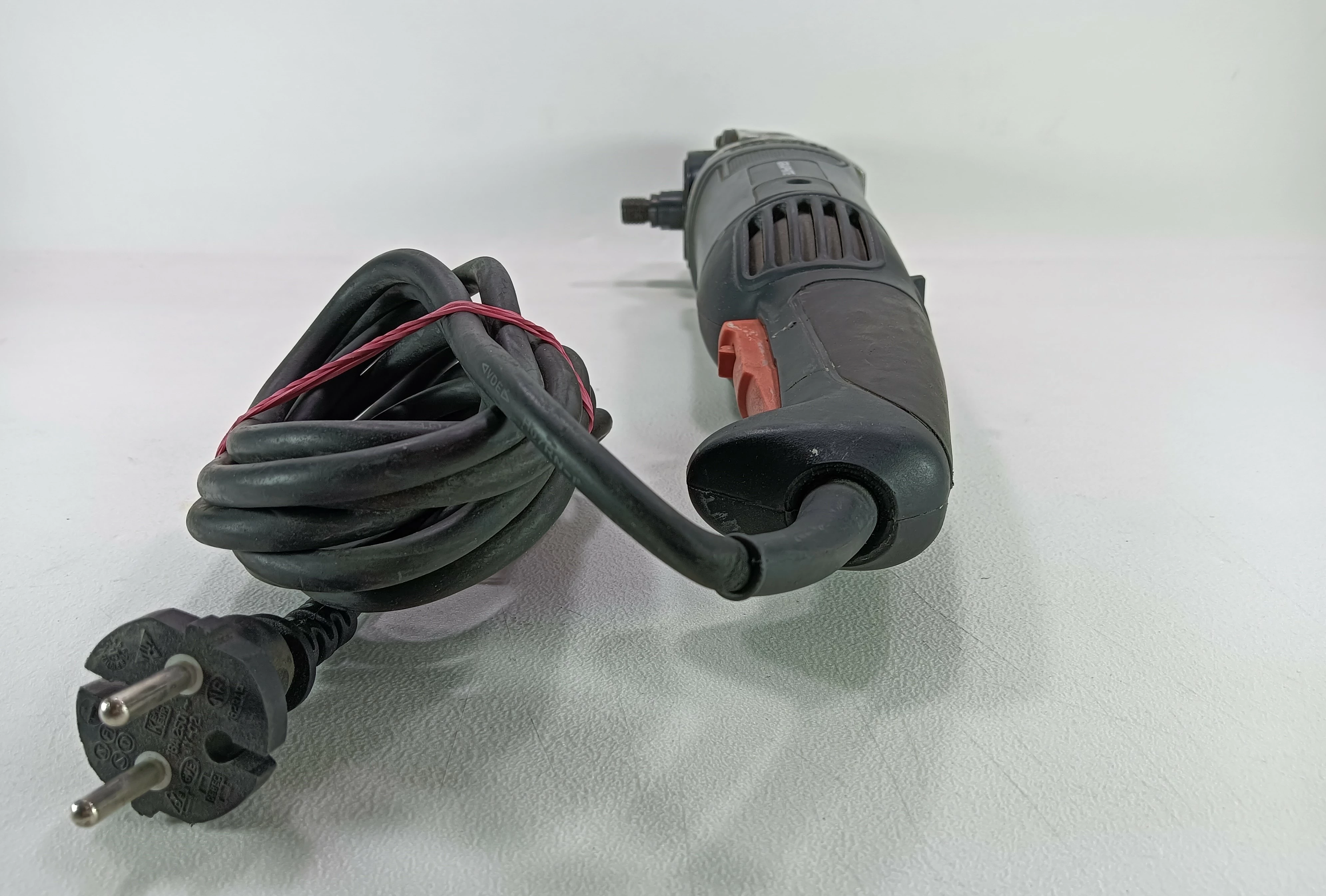 szlifierko-polerka-graphite-59g242-zasilanie-sieciowe