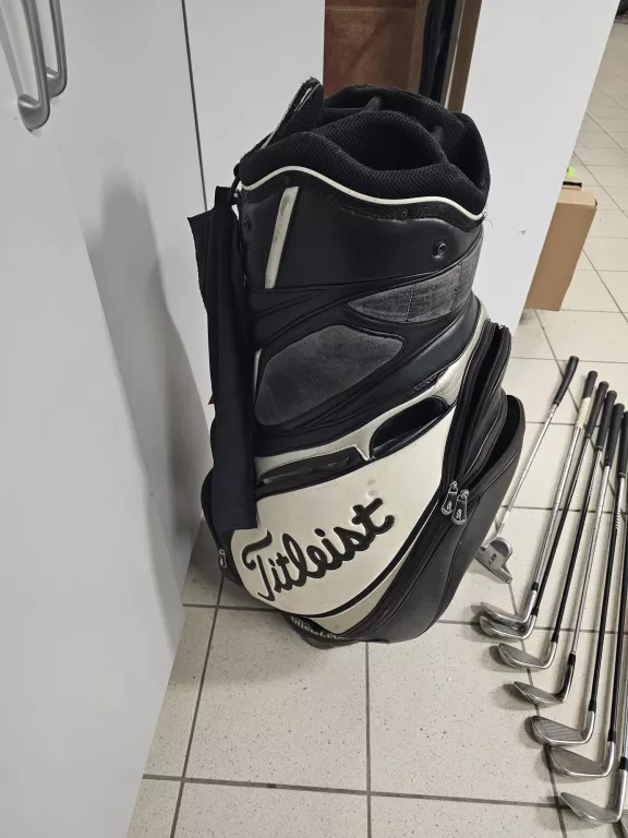 TORBA GOLFOWA WODOODPORNA TITLEIST + KIJE DO GOLA TITLEIST
