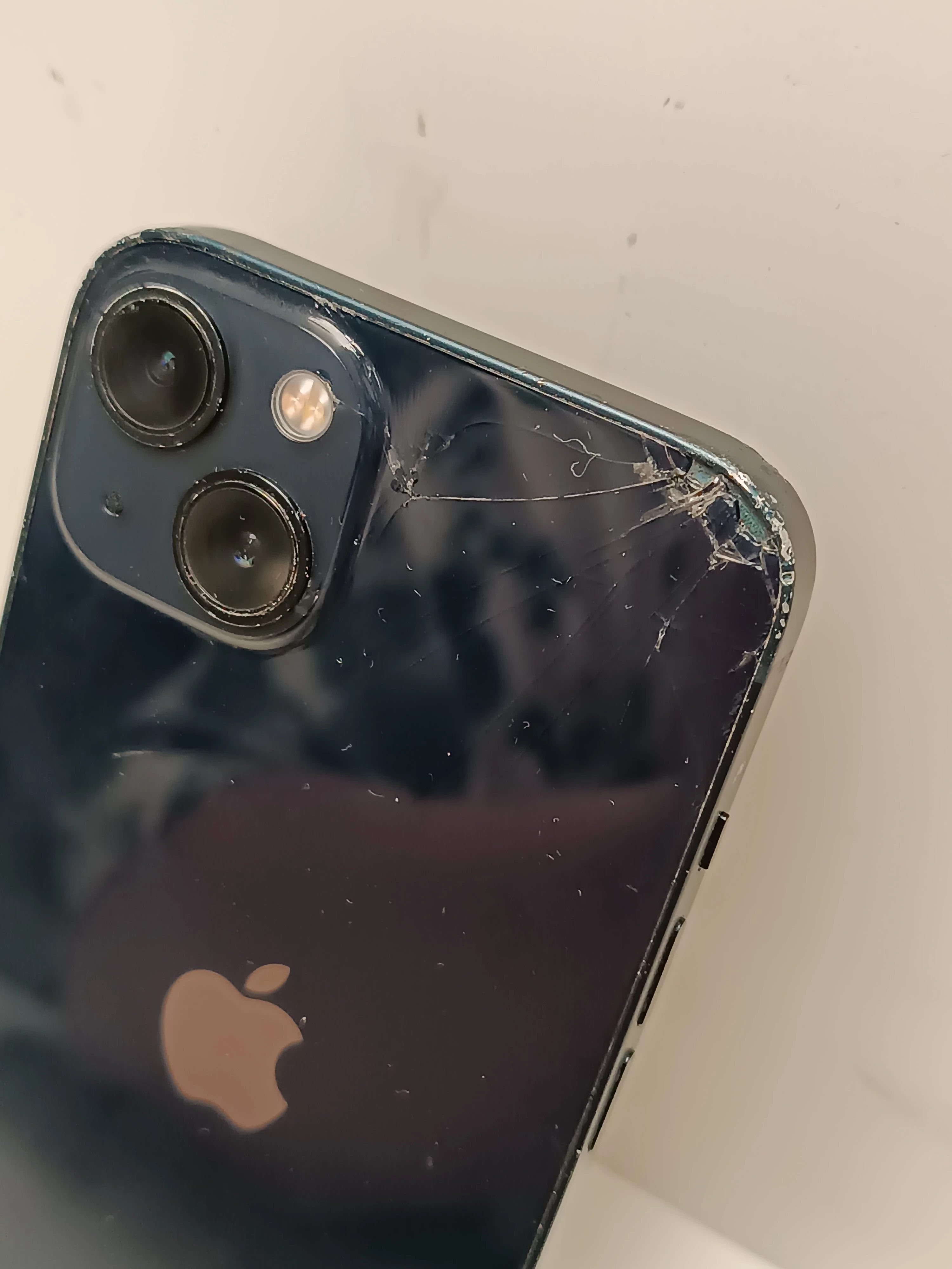 telefon-iphone-13-128gb-92-zbite-plecy-pojemnosc-akumulatora-3240