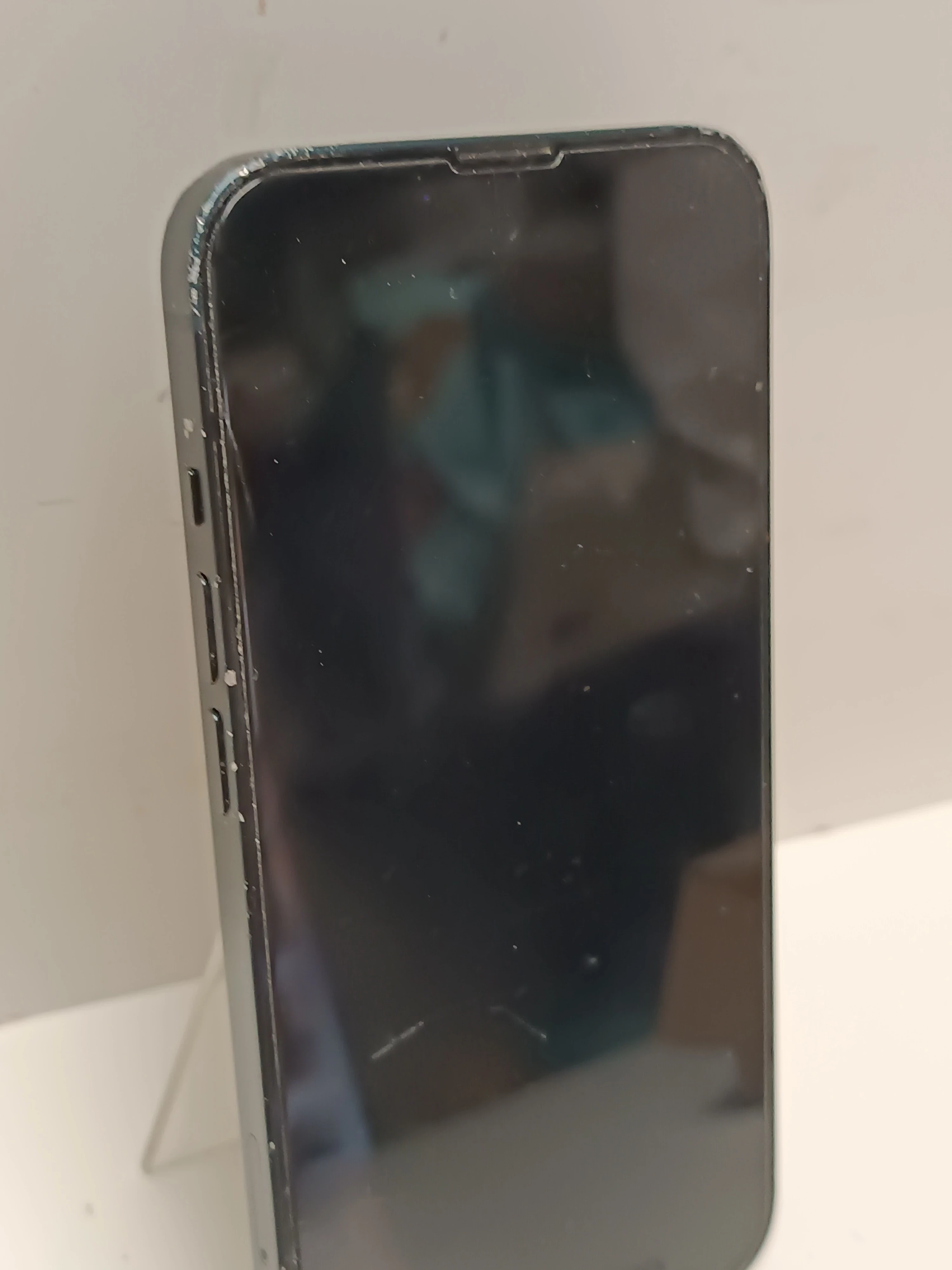 telefon-iphone-13-128gb-92-zbite-plecy-przekatna-ekranu-610