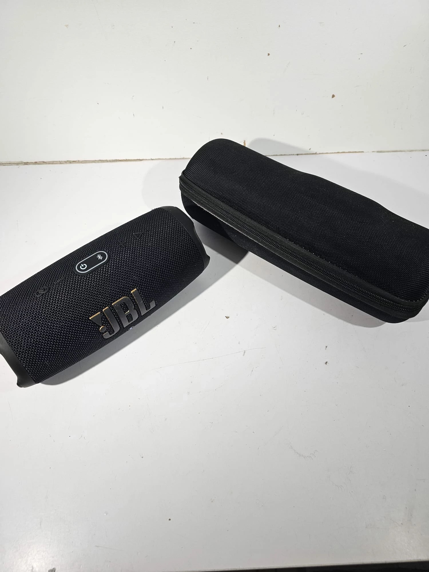 glosnik-jbl-charge-5-tomorrowland-edition-stan-uzywany