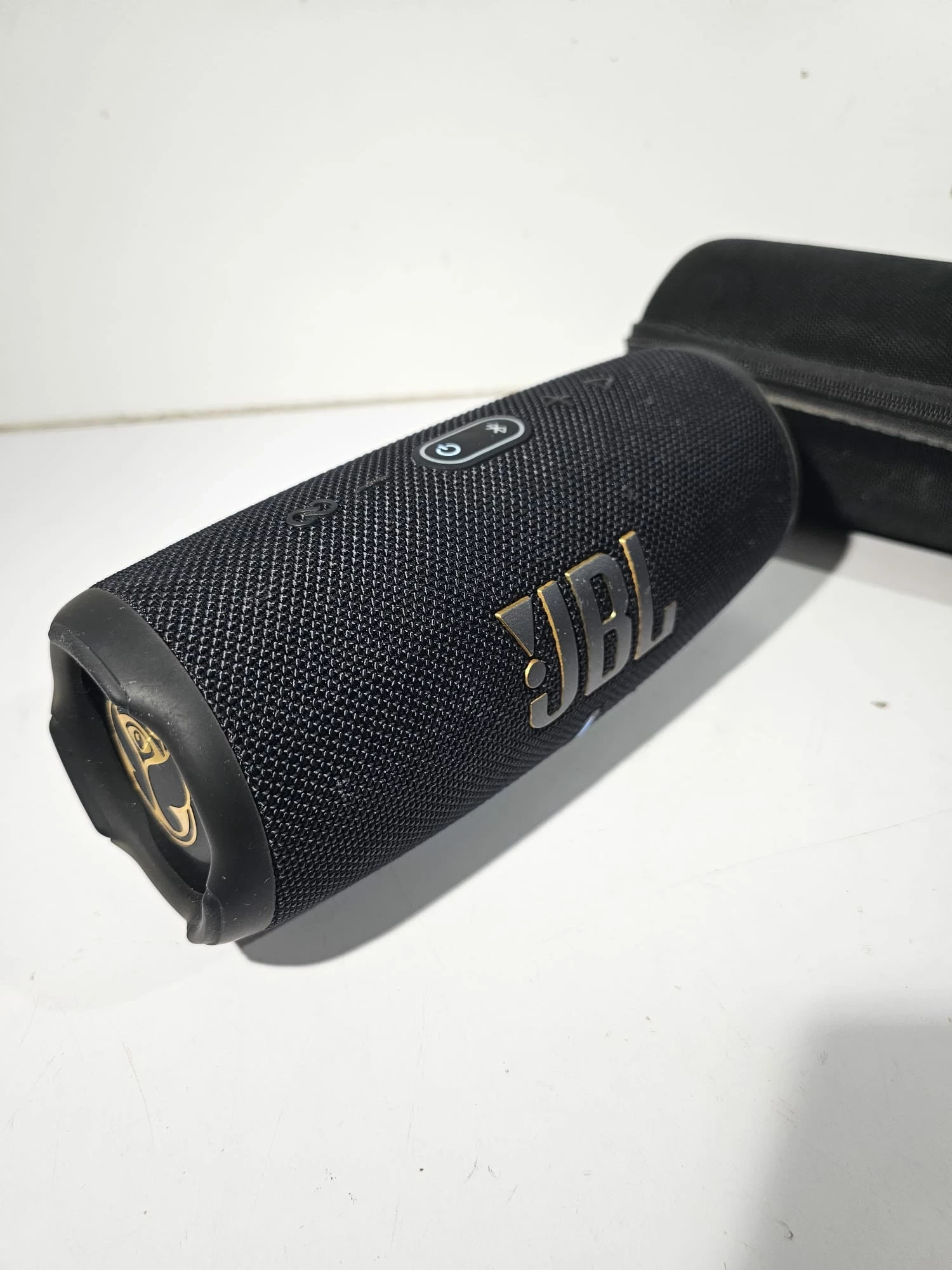 glosnik-jbl-charge-5-tomorrowland-edition-funkcje-funkcja-powerbanku