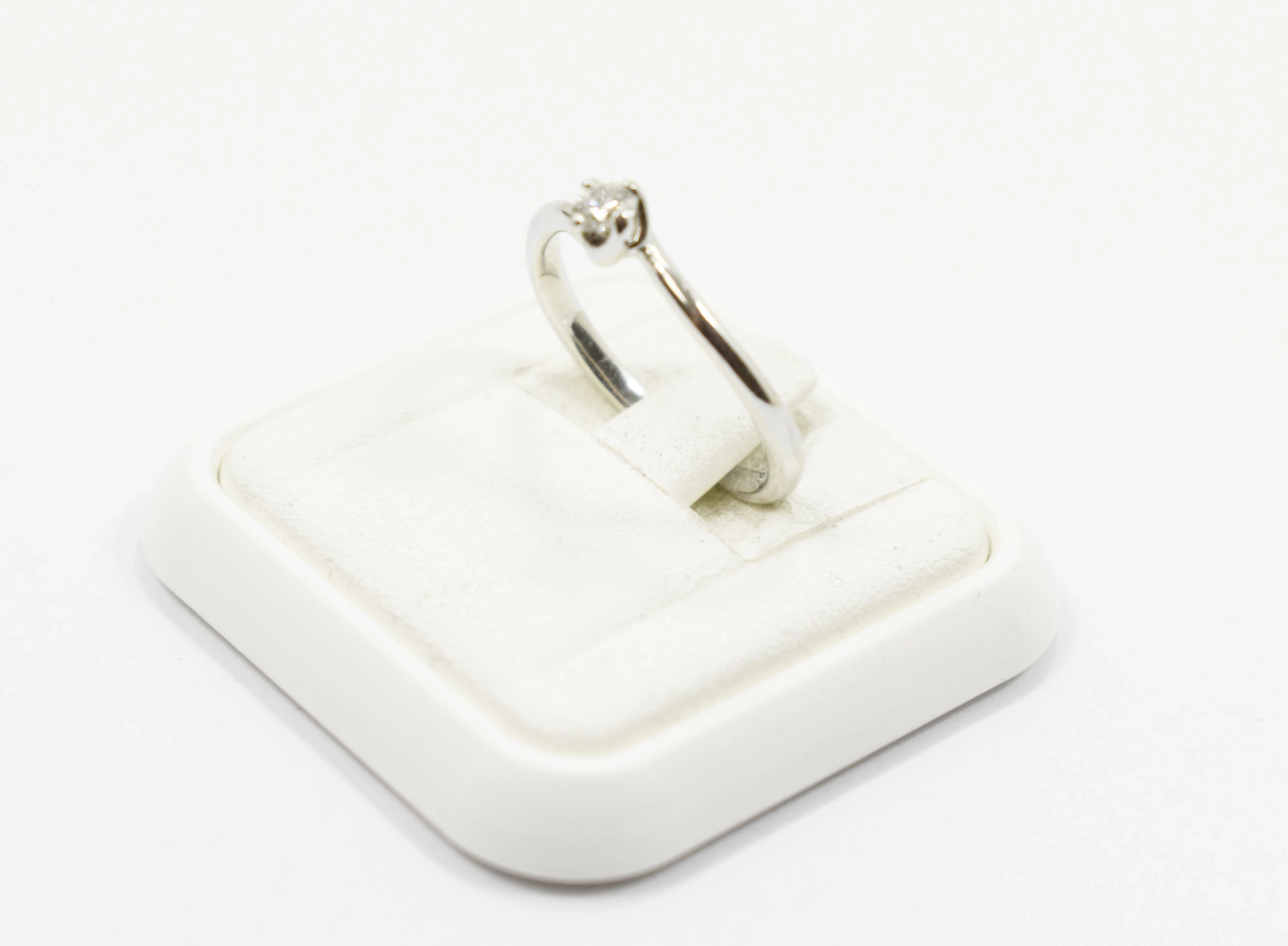 pierscionek-biale-zloto-z-diamentem-585-190g-r14-015-ct-stan-uzywany