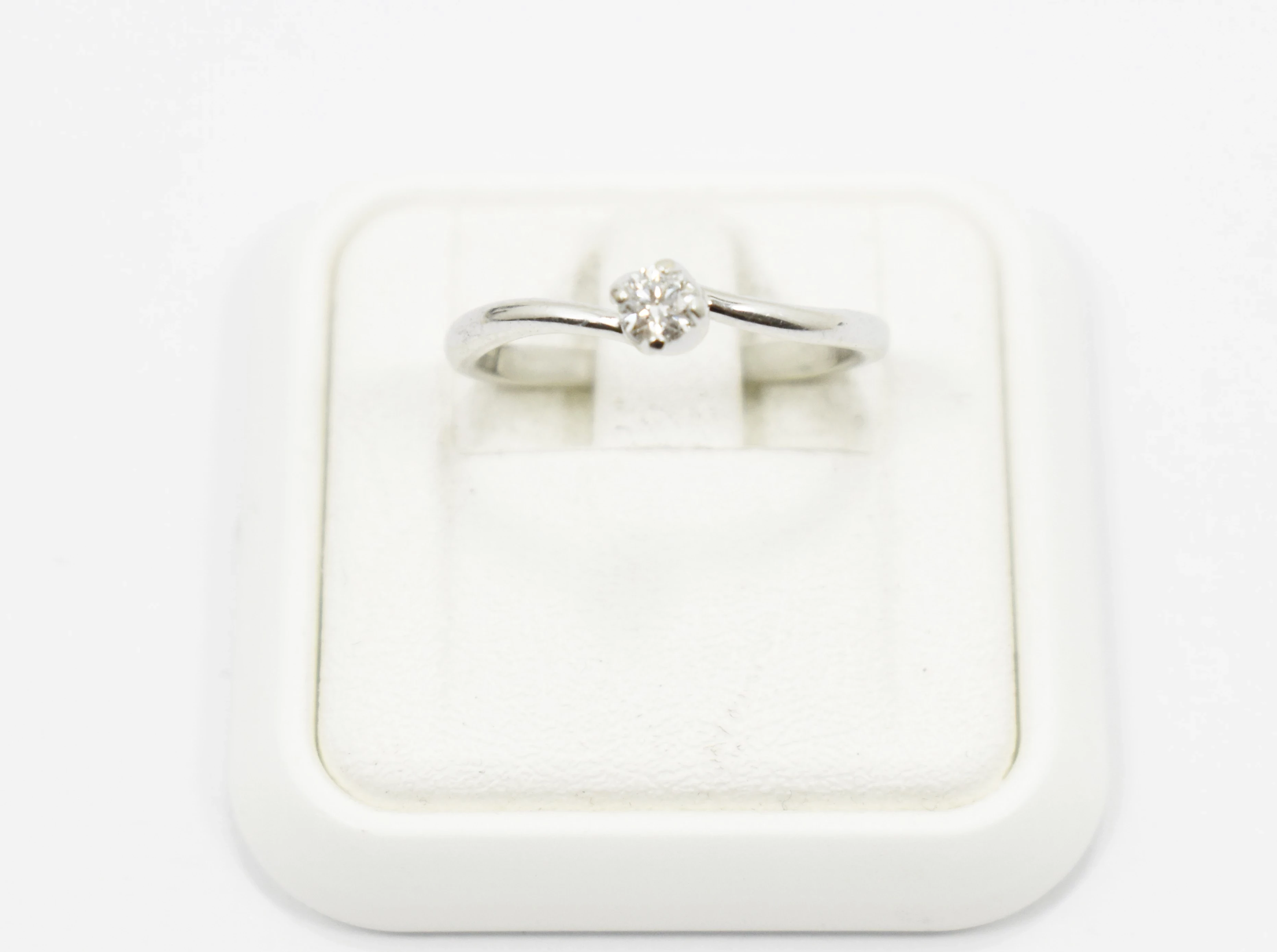 pierscionek-biale-zloto-z-diamentem-585-190g-r14-015-ct-kamien-diament