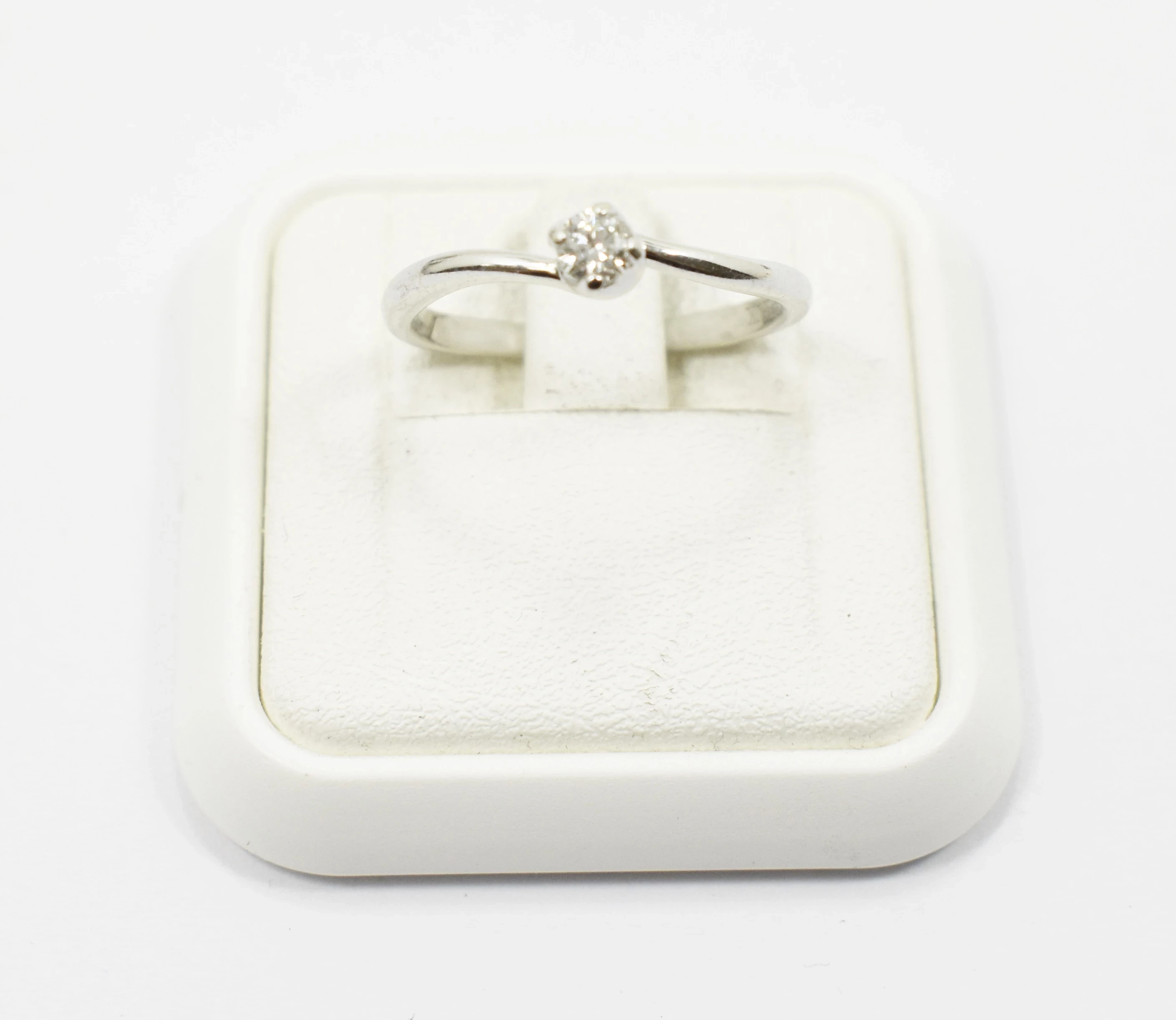 pierscionek-biale-zloto-z-diamentem-585-190g-r14-015-ct-jagiellonska-11-warszawa